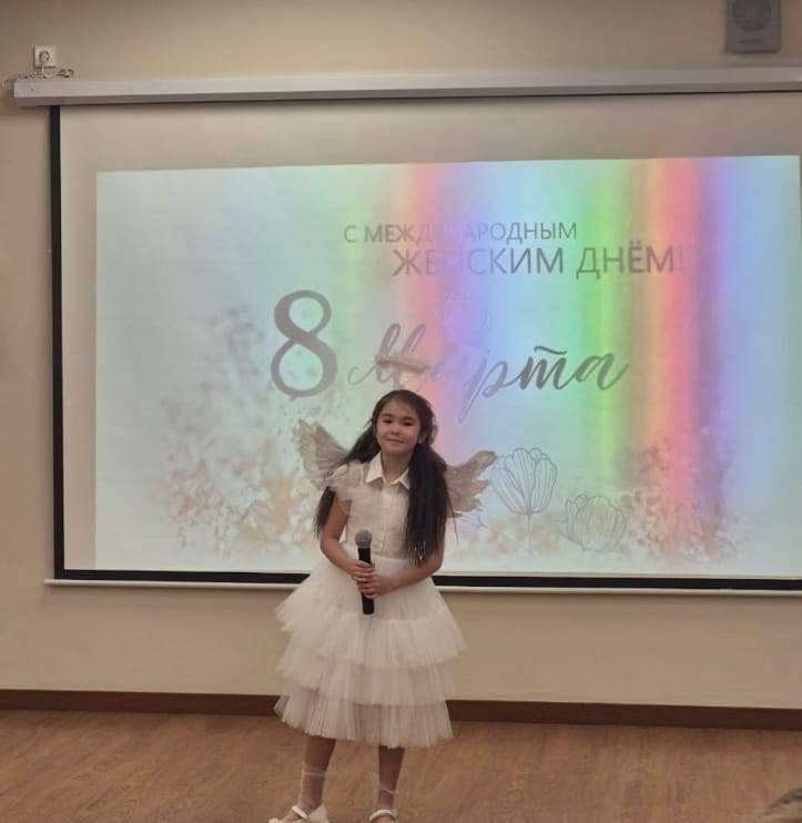 Торжественная линейка в честь 8 Марта