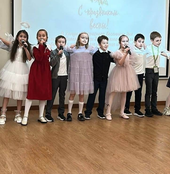 Торжественная линейка в честь 8 Марта