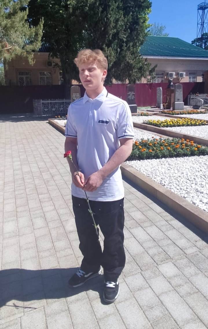 Возложение цветов к Вечному Огню