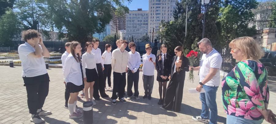 Возложение цветов к Вечному Огню