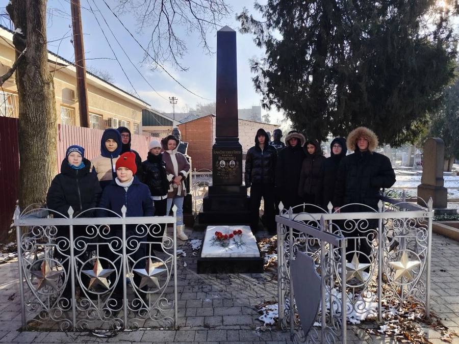 Линейка, посвященная освобождению Краснодара от немецко-фашистских захватчиков и возложение цветов к Вечному огню