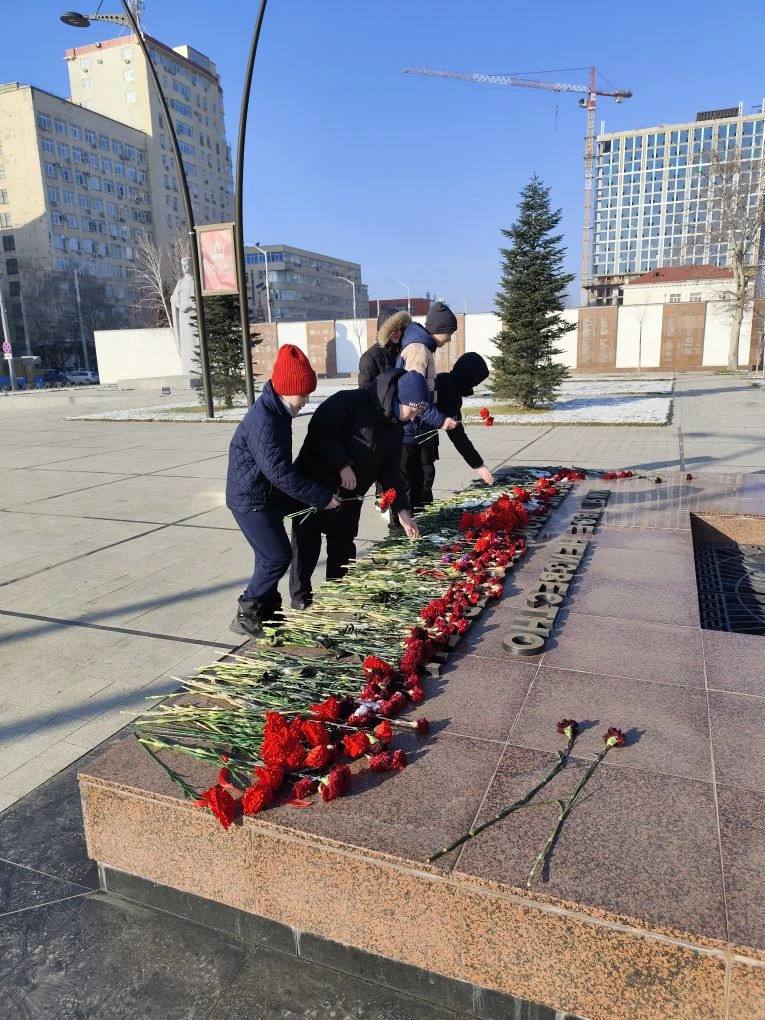 Линейка, посвященная освобождению Краснодара от немецко-фашистских захватчиков и возложение цветов к Вечному огню