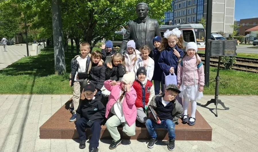 Путешествие в Изумрудный город: первоклассники погрузились в мир сказки